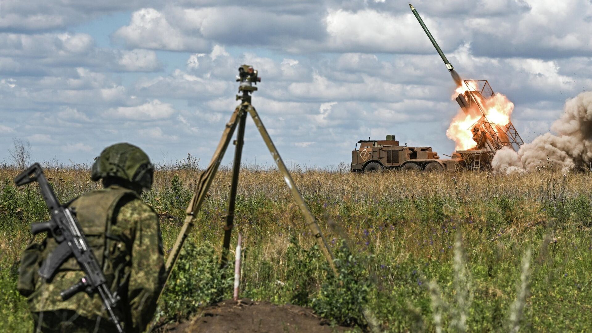 Российские войска нанесли удар по военному заводу в Запорожье, заявил Рогов